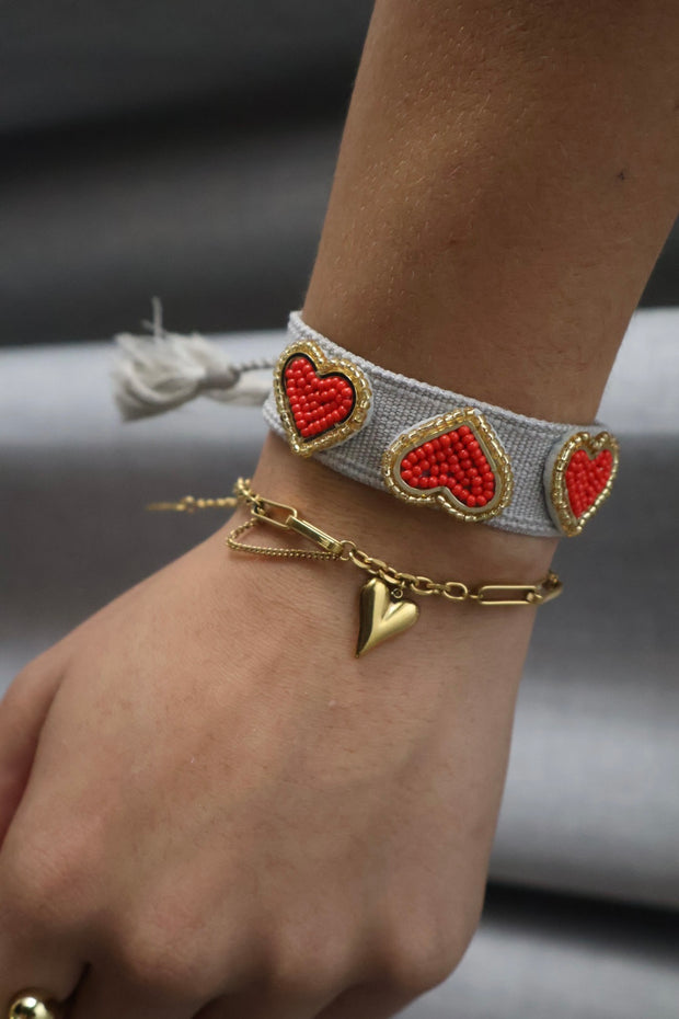 The red hearts bracelet